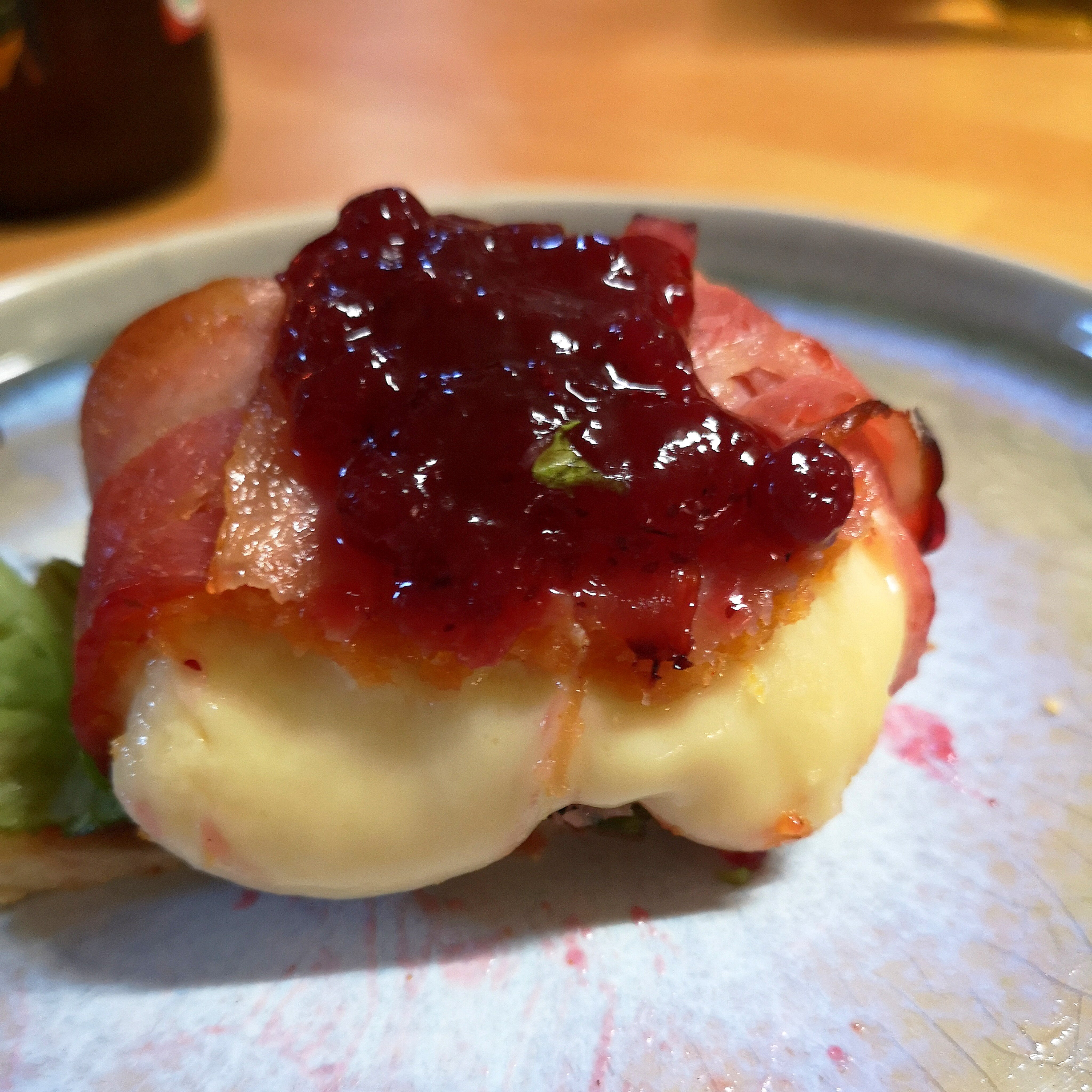 Genussvoll geschmolzener Camembert auf knusprigem Toast - ein Hauch von Luxus auf jedem Bissen